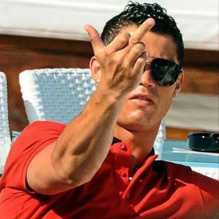 Meme Ronaldo mặt đỏ gay giơ ngón tay thối