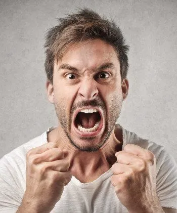 Cái nhìn chán chường pha chút bực tức.