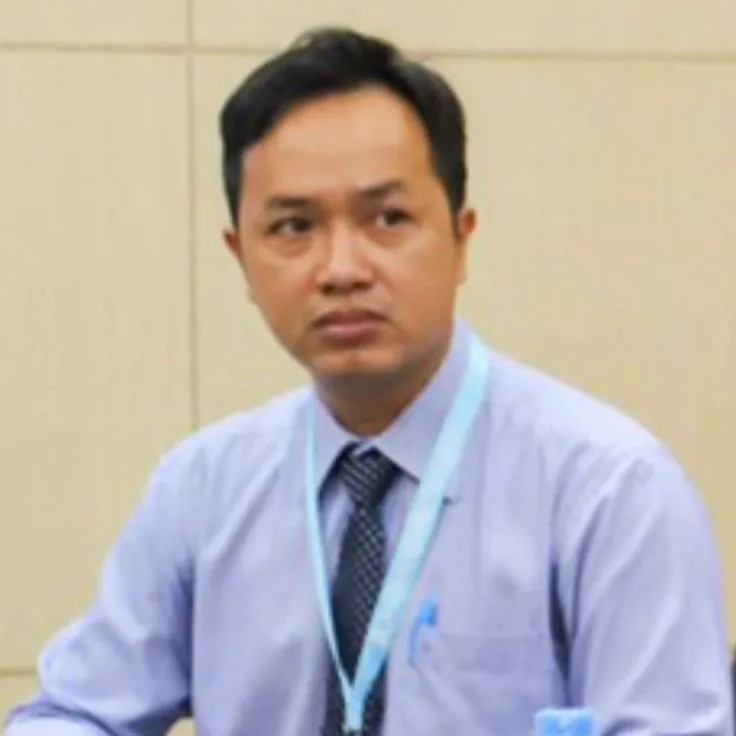 Gương mặt lạnh tanh kết hợp đôi mắt đầy ẩn ý