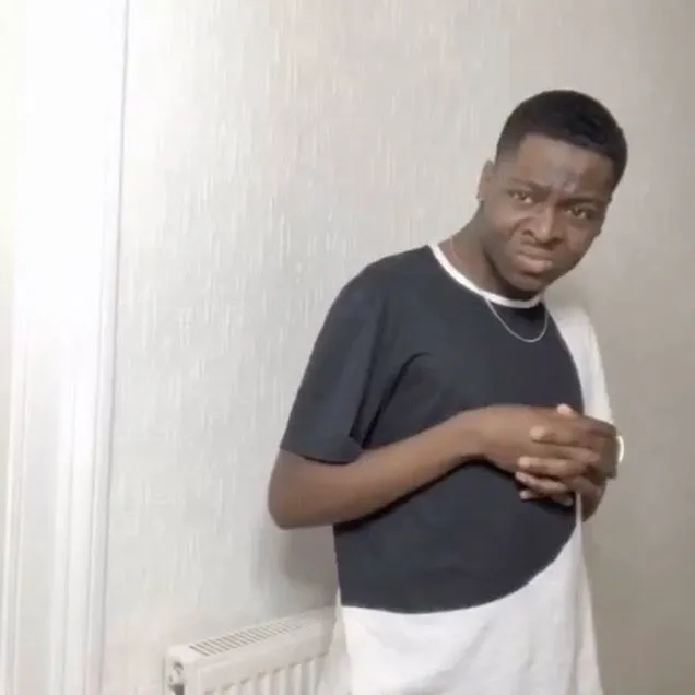 Ánh nhìn soi mói khiến người xem phải bật cười