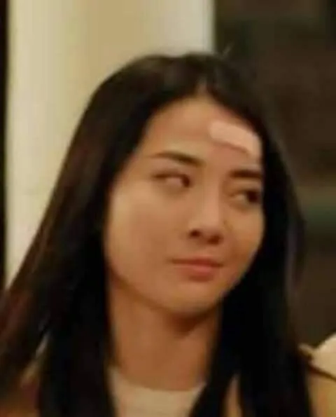 Biểu cảm liếc ngang châm chọc khiến tình huống thêm hài hước