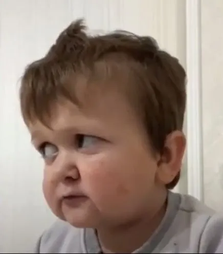 Ánh mắt phán xét gợi cảm giác vừa buồn vừa buồn cười