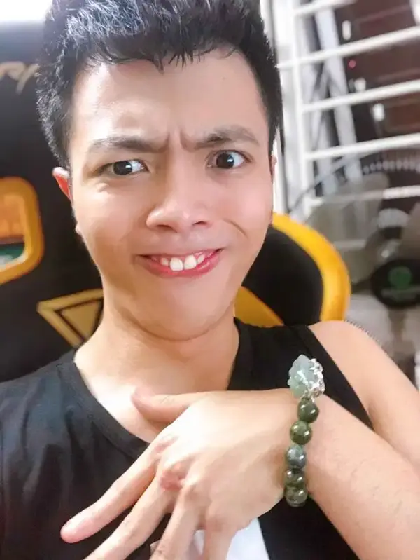 Meme ngơ ngác tay ôm đầu, gương mặt ngây dại