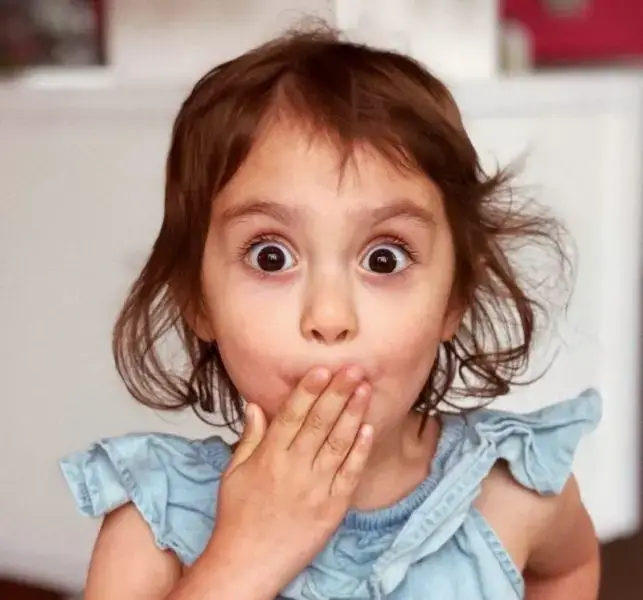 Hình chế bất ngờ há hốc mồm, dáng ngồi chao đảo