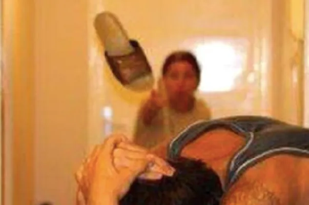 Meme ném dép vui nhộn khiến cộng đồng mạng cười ngất