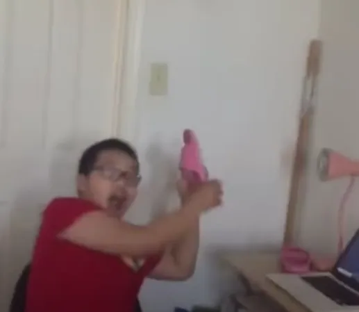 Hình chế cầm dép ném troll bạn bè vui nhộn