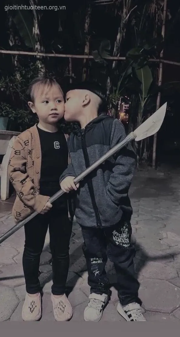 Ảnh meme thanh niên cầm phóng lợn gây cười.