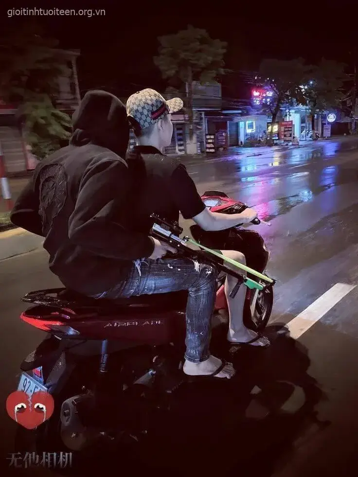 2 thanh niên chạy xe cầm phóng lợn nguy hiểm