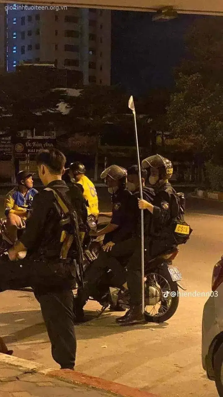 Meme châm biếm người cầm cây phóng lợn hài.