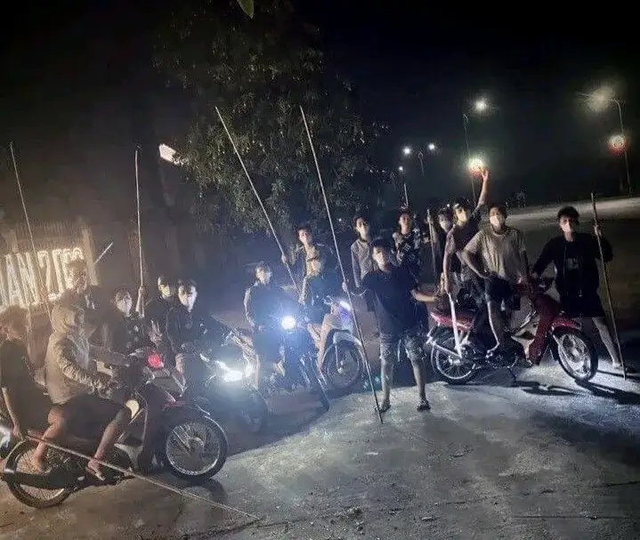 Hình chế thanh niên cầm cây phóng lợn hài.