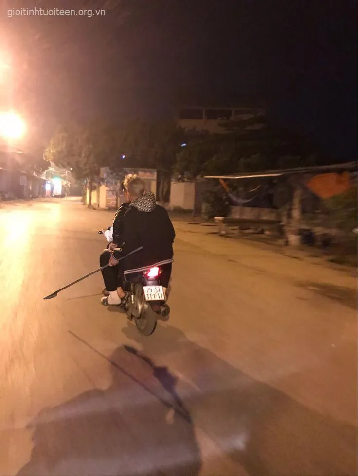 Meme chế cảnh bốc đồng cầm phóng lợn.