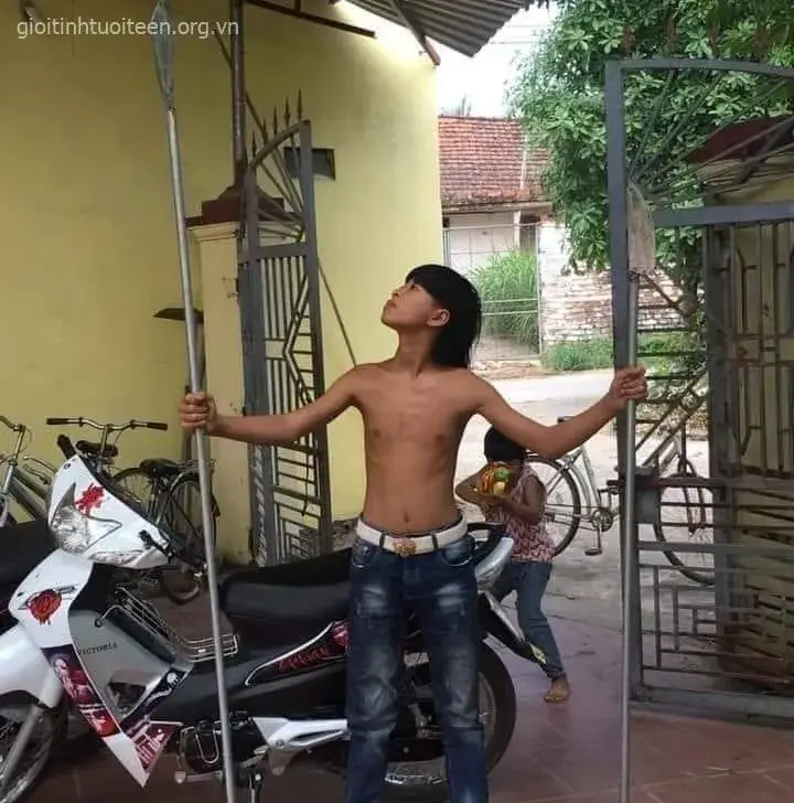 Meme thanh niên xe máy cầm phóng lợn troll.