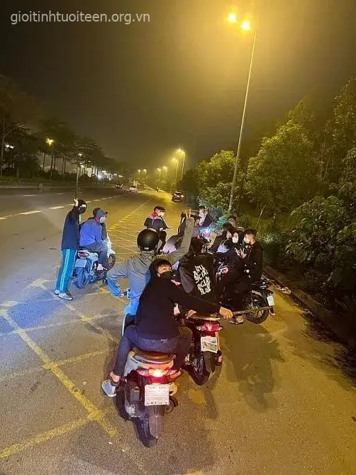 Meme châm biếm thanh niên cầm cây phóng lợn.