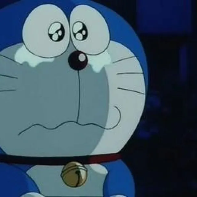 Biểu cảm mèo Doreamon buồn bã, dáng ngồi uể oải thật yếu mềm.