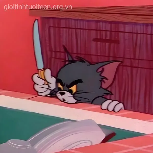 Biểu cảm mèo Tom căng thẳng, tay cầm dao rất nguy hiểm.