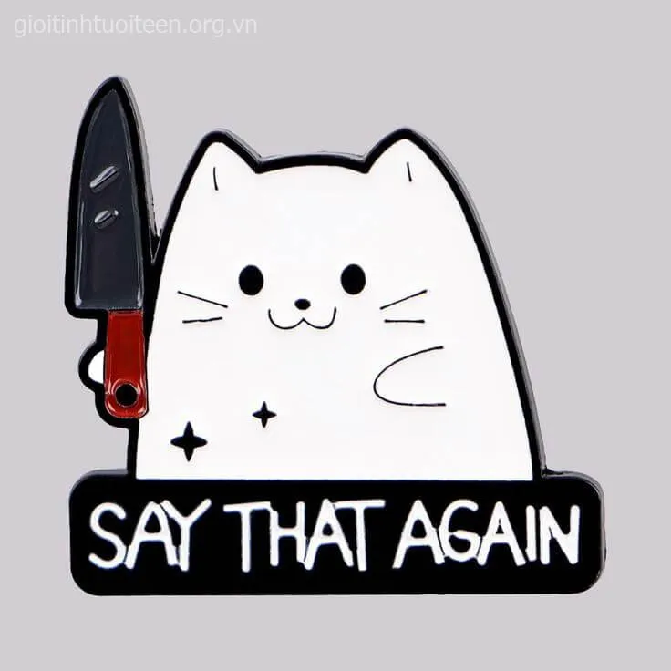 Gương mặt mèo đáng sợ, tay chặt dao vô cùng hung hăng.