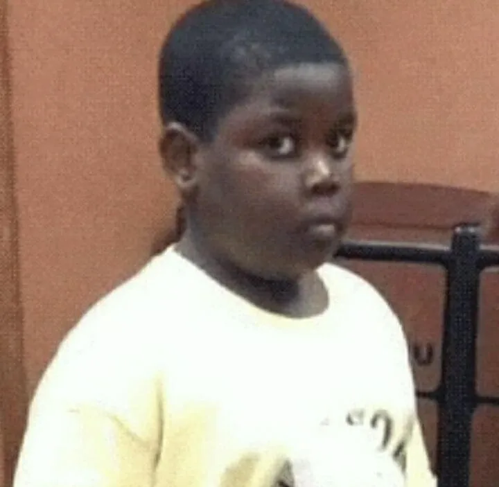 Hình ghép hài người da đen đứng lặng buồn bã