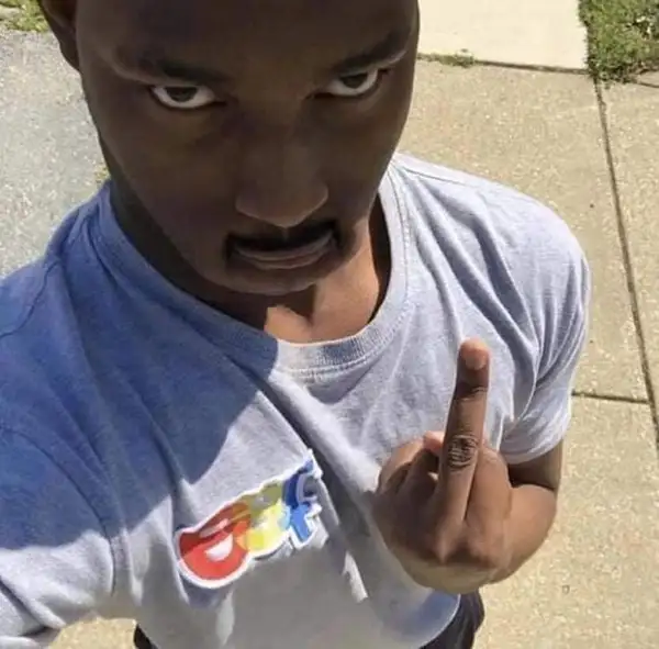 Hình vui người da đen đứng nghiêng cười tủm tỉm