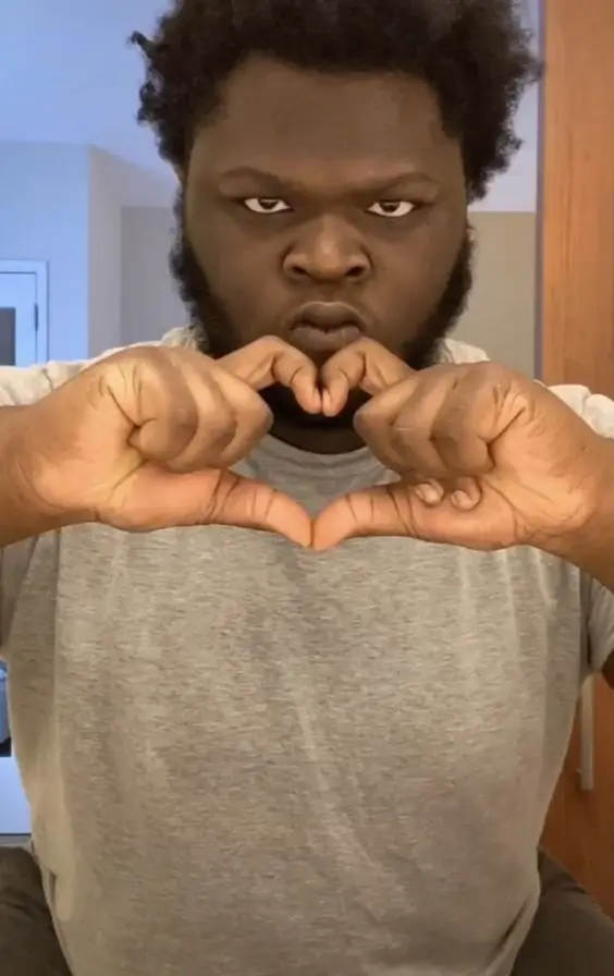 Ảnh chế anh da màu ôm bạn an ủi hài