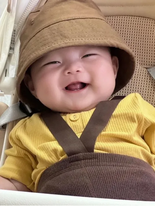 Meme em bé cười lan TikTok dễ thương