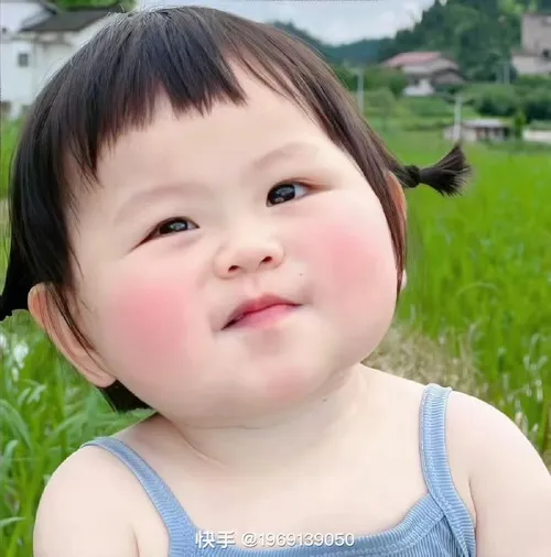 Hình chế em bé cười nhìn muốn ôm