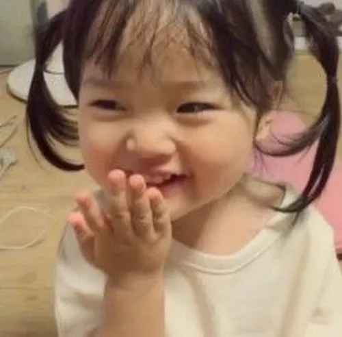 Meme em bé cười rạng rỡ như nắng