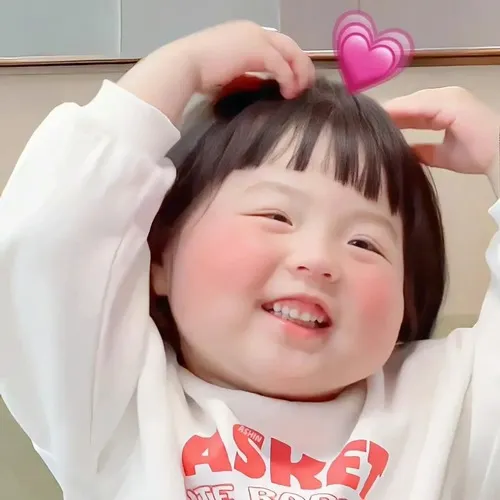 Ảnh chế em bé biểu cảm tươi sáng