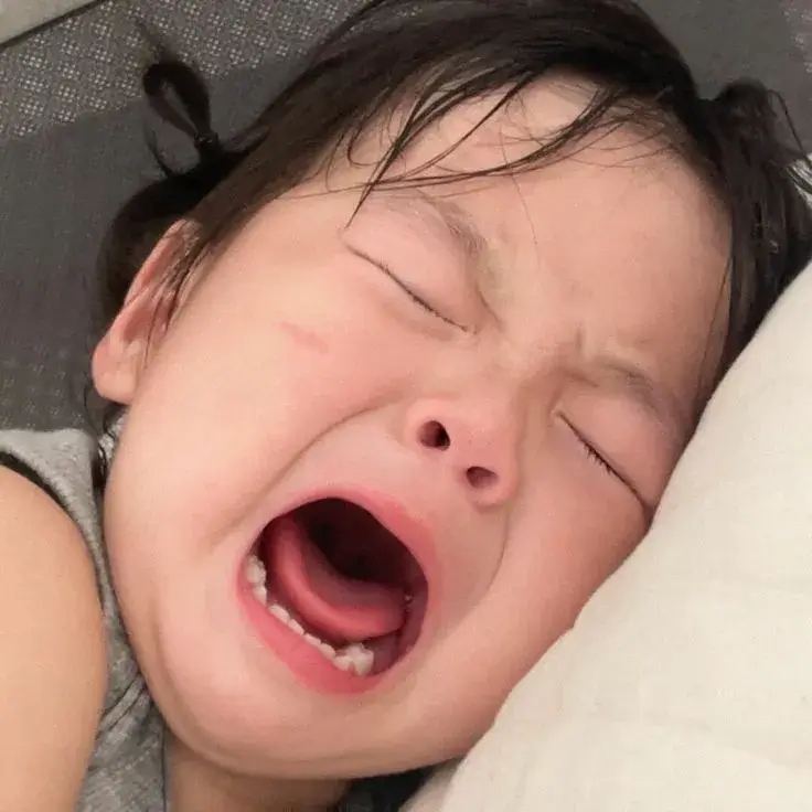 Bé gái khóc dễ thương, đôi mắt long lanh ngây thơ.