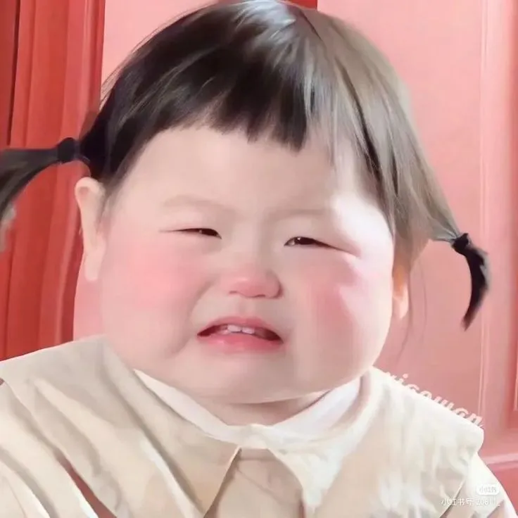 Bé gái khóc to mếu máo, giọt lệ lăn dài trên má.