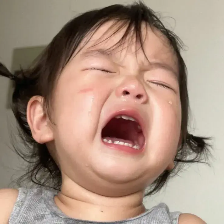 Bé gái khóc tủi thân, môi cong lên phụng phịu.