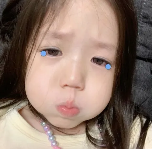 Meme em bé khóc lan TikTok đáng yêu