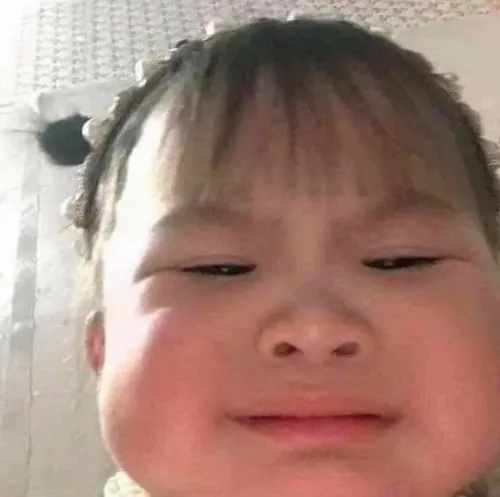 Hình troll em bé buồn mà vẫn xinh