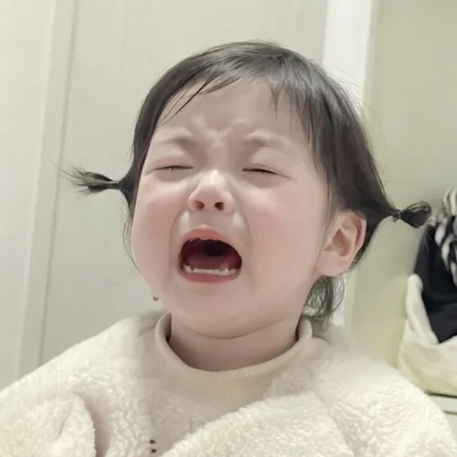 Meme hài biểu cảm em bé khóc cute