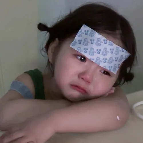 Meme em bé mặt phụng phịu viral mạng