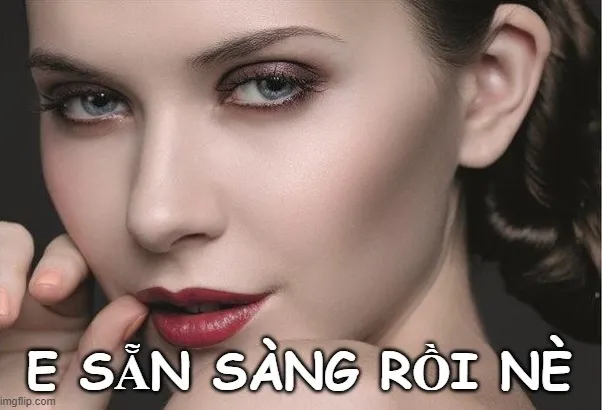 Hình ảnh meme nét mặt cười gượng, ánh mắt tinh nghịch khêu gợi