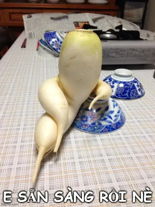 Meme ánh mắt sắc sảo, nụ cười khẽ đầy tinh nghịch và lém lỉnh