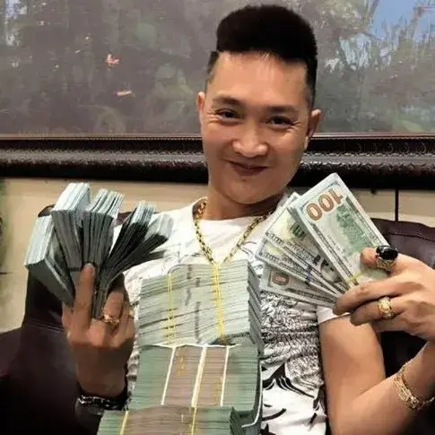 Meme Huấn Hoa Hồng ôm 1 đống tiền