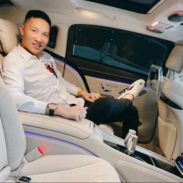 Meme Huấn Rose sang chảnh trên xe ô tô
