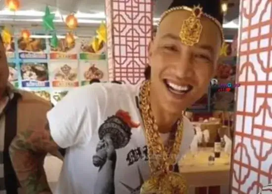 Huấn Hoa Hồng đeo nhiều vàng trên người