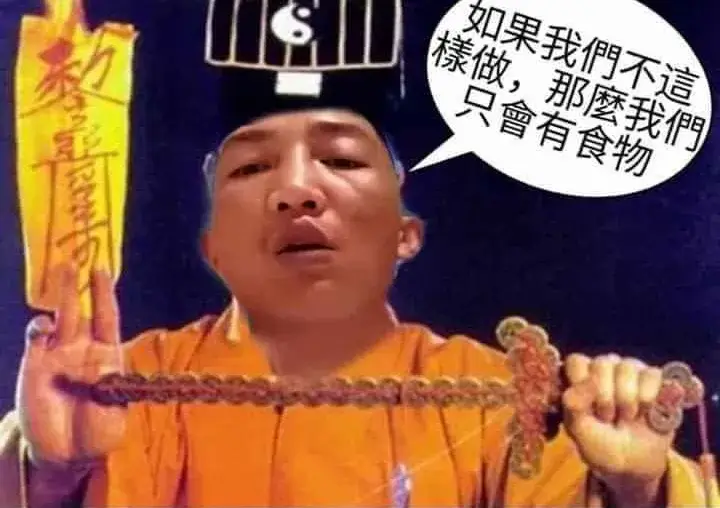 Thầy Huấn cosplay đạo sĩ