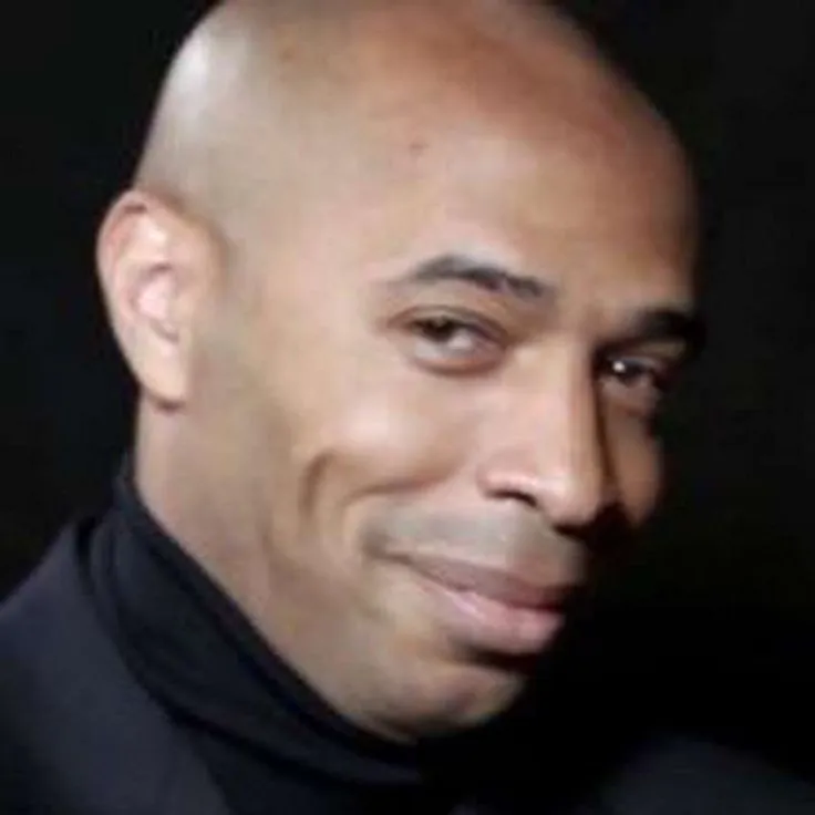 Nhăn mặt gắng gượng che giấu nụ cười lấp ló