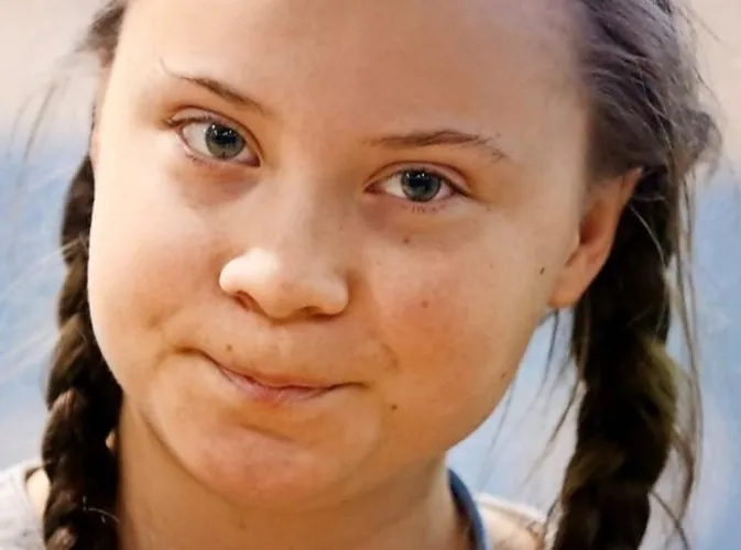 Nụ cười nén lại khiến gương mặt trông buồn cười