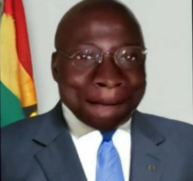 Gương mặt nghiêm túc bất ngờ bật nụ cười kìm nén