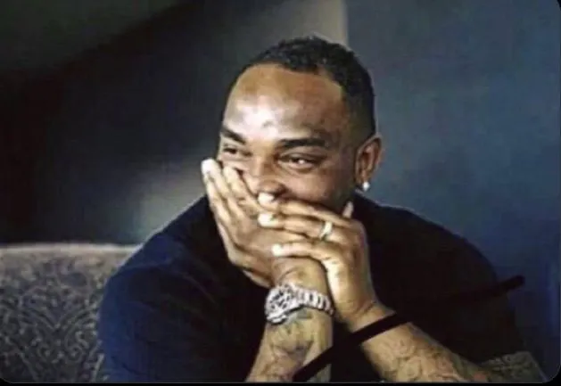 Nén cười tạo nên gương mặt căng thẳng buồn cười