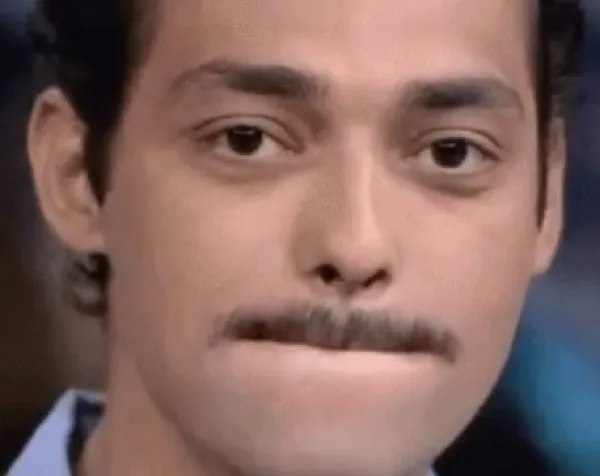 Cắn môi nhịn cười tạo nét mặt ngộ nghĩnh bất ngờ