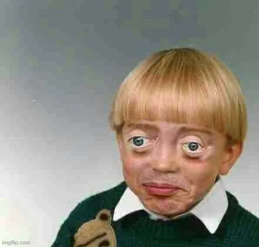 Biểu cảm rối rắm khi cố kìm nén tiếng cười