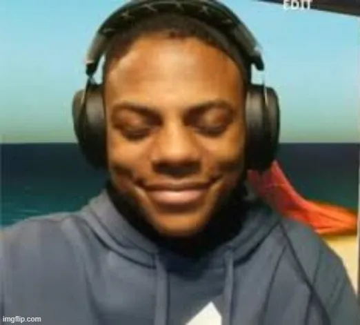 Nén tiếng cười nhưng ánh mắt lộ rõ sự vui sướng