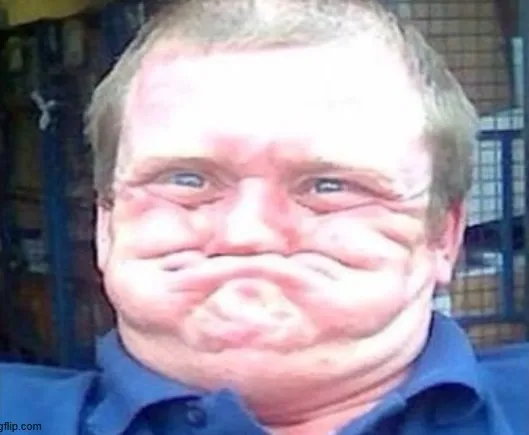 Ánh mắt sáng lên nhưng đôi môi vẫn nhịn cười