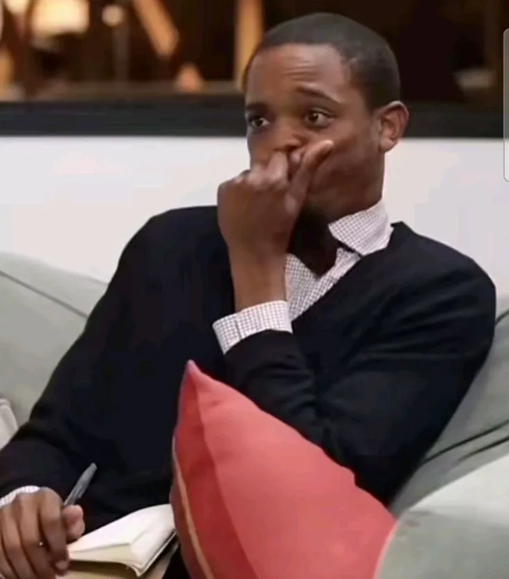 Gương mặt đỏ bừng vì đang cố nhịn cười