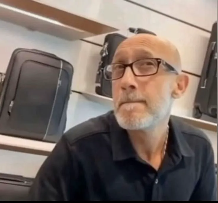 Cắn chặt môi để cố nhịn cười không bật ra